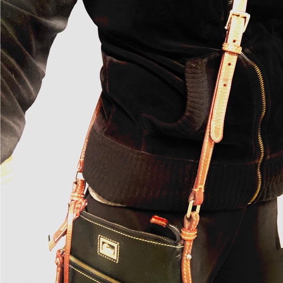 Dooney and Bourke Leather Crossbody with
removable/adjustable strap - Picture 7 of 11